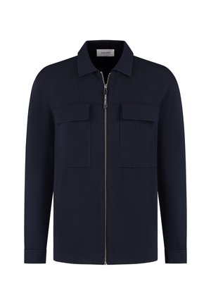 Marineblauwe jas met rits, twee borstzakken en een kraag. Gemaakt van textuurstof met lange mouwen en omslagmanchetten.