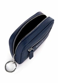 Portafoglio in pelle blu navy con superficie texturizzata, dotato di cerniere argentate e un gancio per chiavi sul lato.