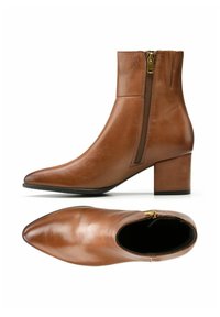 Brązowe skórzane botki za kostkę z wąskim noskiem, blokowym obcasem, bocznym zamkiem i gładką teksturą. Posiadają czysty, prosty design.