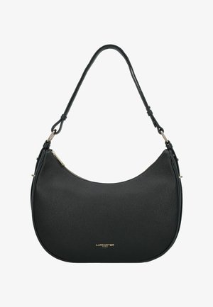 Sac à épaule en cuir noir avec une forme courbée, une surface texturée et une fermeture éclair en or. Il dispose d'une sangle mince et ajustable.