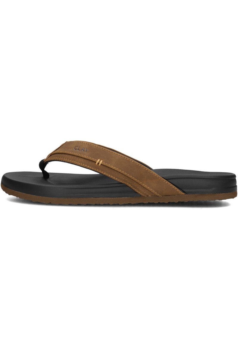 Bruine lederen slippers met een zwarte rubberen zool. Beschikt over een teenslepte en gedetailleerde stiksels met een getextureerde voetbed voor grip.