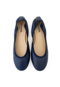 Bailarinas de cuero azul marino con bordes elásticos, punta redondeada y forro interior beige. Presentan un diseño minimalista y sin herrajes visibles.