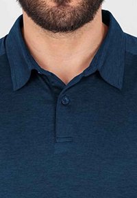 Marineblauwe polo van textiel met een gestructureerde stof, voorzien van een klassieke kraag, een voorpand met twee knopen en korte mouwen.