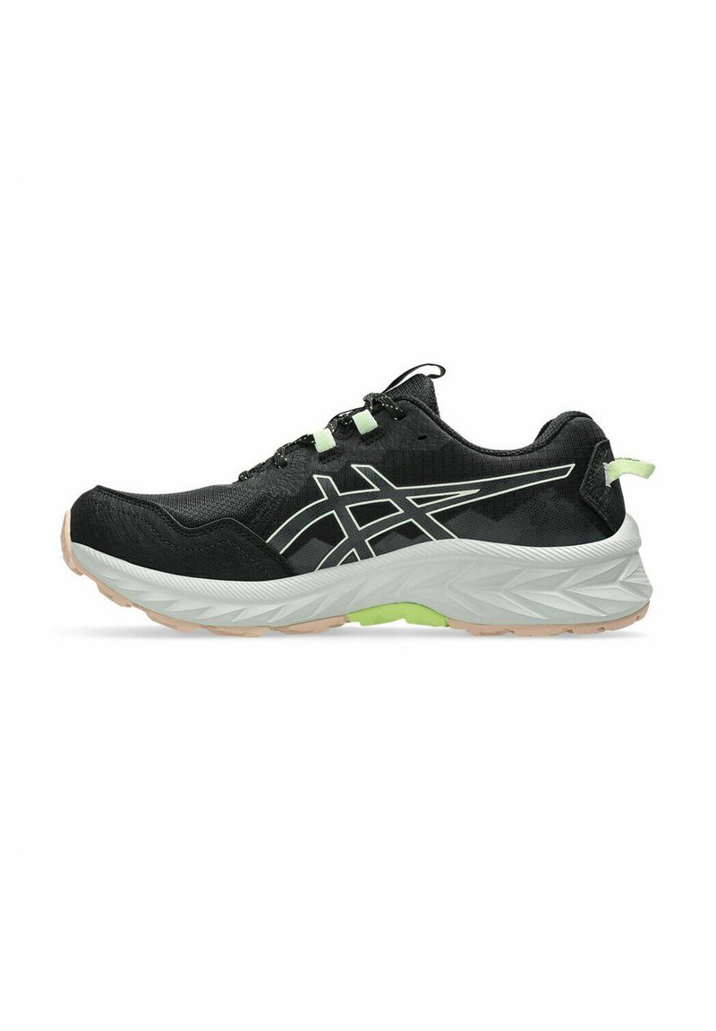 Zapatilla de running en blanco y negro con detalles en verde claro, suela texturizada y franjas laterales con marca, diseñada para deportes al aire libre y comodidad.