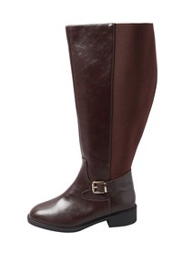 Brun läderstövel till knäet med en texturerad nätpanel på sidan och en liten spänne i guldton på ankelsnöret.