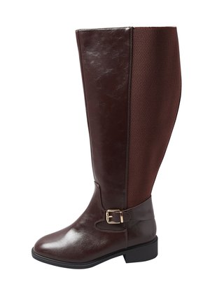 Bota de cuero marrón hasta la rodilla con un panel lateral de malla texturizada y un pequeño detalle de hebilla en tono dorado en la correa del tobillo.