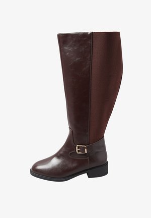 Bota de cuero marrón hasta la rodilla con un panel lateral de malla texturizada y un pequeño detalle de hebilla en tono dorado en la correa del tobillo.