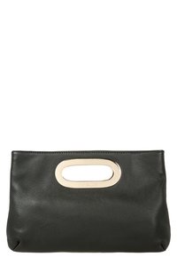Pochette en cuir noir avec poignée ovale découpée en métal doré sur fond blanc.
