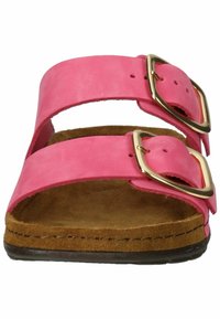 Růžové kožené šlapky s dvěma nastavitelnými popruhy a zlatými sponami, s hnědým polstrovaným stélkou a tmavou podrážkou.