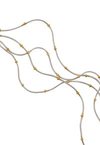 Metalowy naszyjnik z splecionymi srebrnymi nitkami i złotymi akcentami, z cylindrycznymi elementami i gładką teksturą. Elastyczny design.