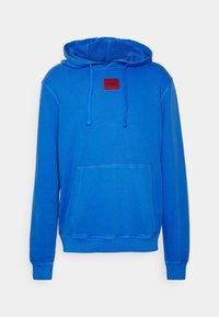 Sudadera con capucha azul fabricada en un material suave, que cuenta con un bolsillo frontal, cordones y un parche de marca rojo en el pecho.