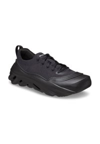 Czarne sneakersy z oddychającą tekstylną cholewką, grubą amortyzującą podeszwą oraz okrągłym noskiem, z sznurowadłami i pętlą do zakupu.