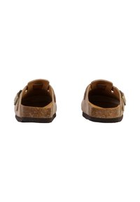 Sandales ouvertes brunes avec une semelle en liège, présentant une forme arrondie, une boucle ajustable et une semelle extérieure texturée. Design à dos ouvert pour un enfilage facile.