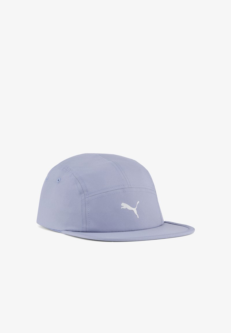Casquette bleu clair en tissu avec une visière plate. Présente un logo Puma blanc sur le devant et des trous de ventilation sur les côtés.