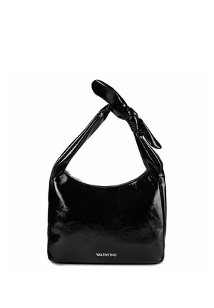 Sac à main Valentino noir brillant avec une poignée courte nouée et une fermeture éclair dorée sur le dessus, sur fond blanc.