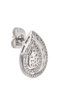 Srebrne kolczyki w kształcie kropli z misternym wyciętym wzorem, otoczone małymi, przezroczystymi kamieniami wzdłuż krawędzi. Zapięte na stud.