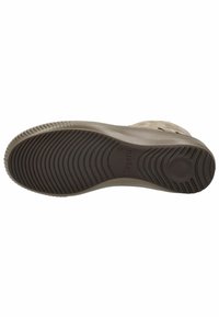 Beige sneaker zool met horizontale en verticale ribbelpatronen, van duurzaam rubbermateriaal, met inkepingen voor grip en flexibiliteit.