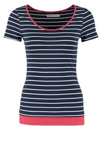 T-shirt bleu marine à manches courtes avec des rayures blanches horizontales et un col et ourlet roses. Confectionné en tissu doux et extensible.