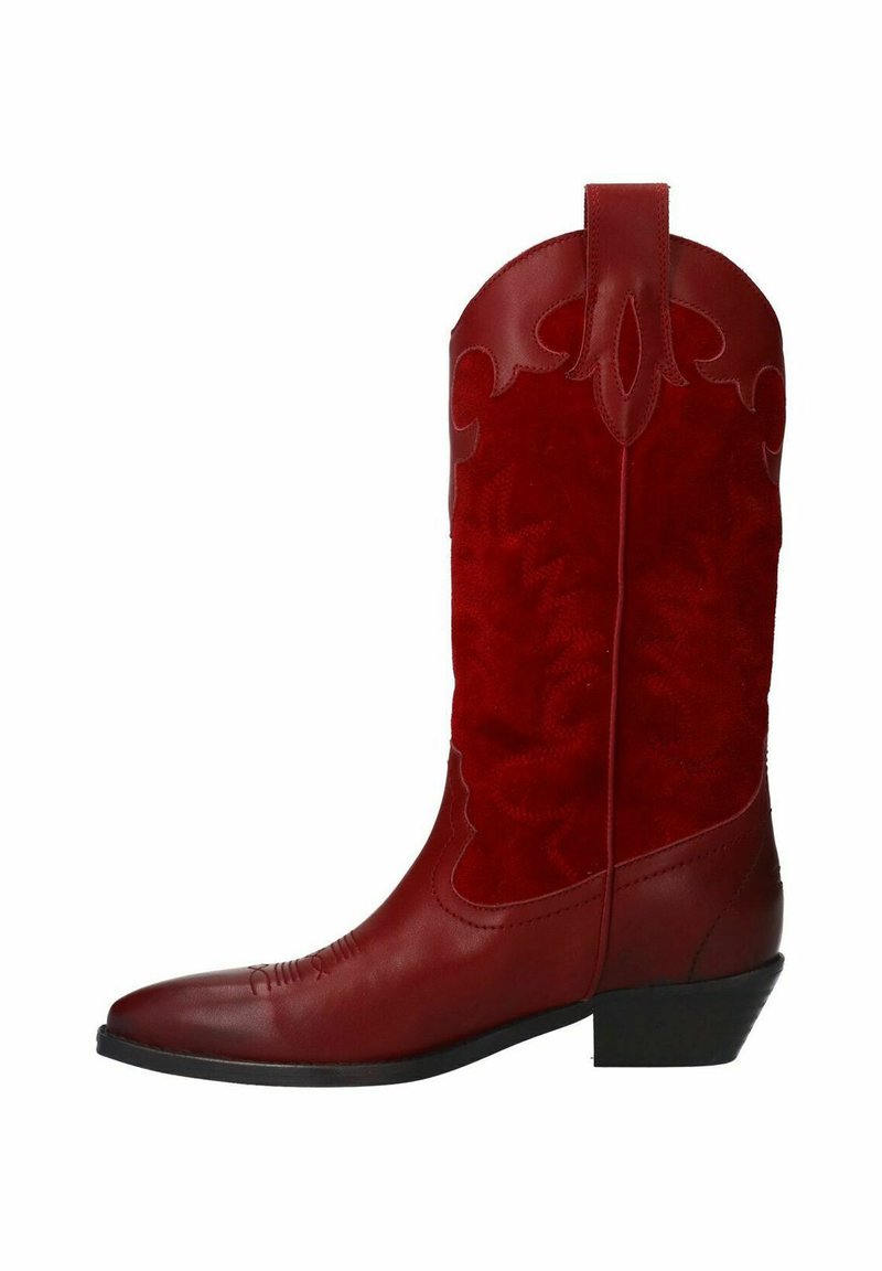 Botte de cowboy rouge en cuir lisse et en daim texturé, avec des coutures décoratives et un talon bas.