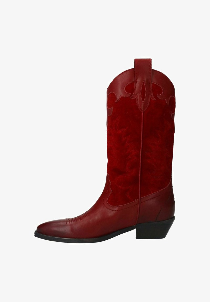 Botte de cowboy rouge en cuir lisse et en daim texturé, avec des coutures décoratives et un talon bas.