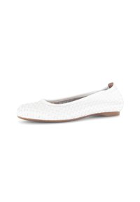 Witte gevlochten balletschoen met een ronde neus en een gladde textuur. Zacht bovenmateriaal en een dunne, platte bruine zool voor comfort.