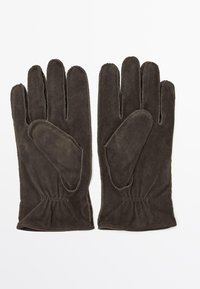 Braune Wildlederhandschuhe mit fünf Fingern, elastischem Handgelenk und kontrastierendem Nähen. Weiche Textur mit glatter Oberfläche.
