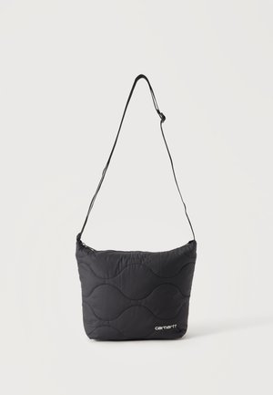 Sort quiltet skuldertaske med justerbar rem og Carhartt-logo nederst til højre mod en ensfarvet baggrund.