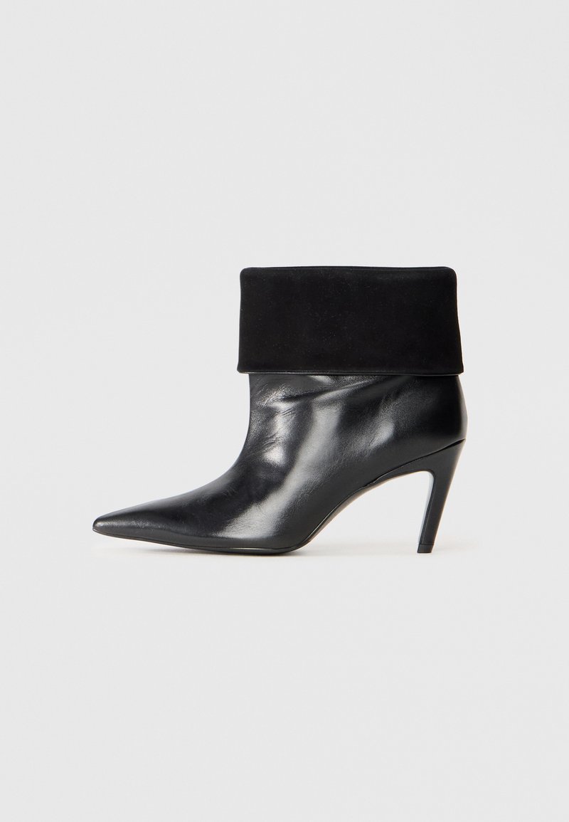 & Other Stories Enkellaarsjes met hoge hak zwart