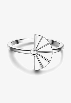 Ezüst gyűrű, amelynek legyező alakú mintázata van függőleges barázdákkal, sima, kerek középpel és fényes felülettel.