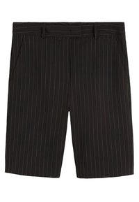 Shorts noirs rayés avec poches latérales, une taille plate et une texture lisse, dotés d'une ceinture assortie pour un ajustement.