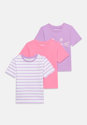 Τρία παιδικά t-shirt με κοντά μανίκια: ένα λευκό με μοβ ρίγες, ένα μονόχρωμο ροζ και ένα μονόχρωμο λιλά με γραμμές προσώπου γάτας.