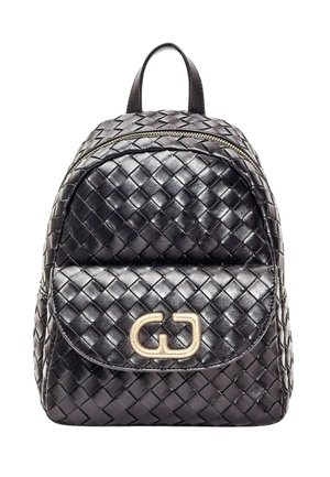 Zaino in pelle nera intrecciata con tasca frontale con patta, caratterizzato da un logo dorato intrecciato e chiusura superiore con cerniera.