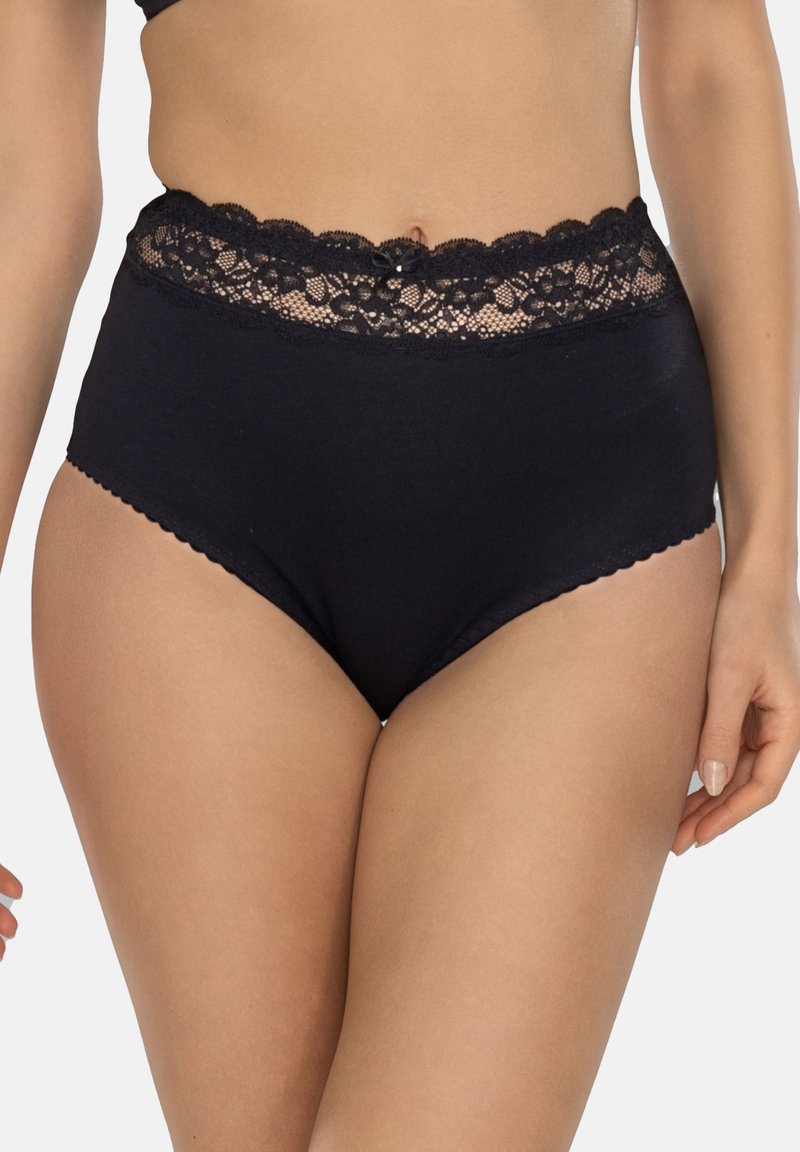 Slip neri a vita alta con bordo in pizzo ondulato e corpo in cotone liscio, caratterizzati da cuciture sottili e senza motivi visibili.