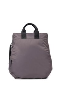 Mochila de nylon gris con forma cuadrada, dos asas en la parte superior y un bolsillo con cremallera en el lateral. Presenta detalles en negro y una textura suave y mate.