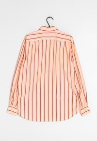 Camisa de manga larga a rayas en melocotón claro con estrechas rayas de color rojo oscuro, que presenta un cuello abotonado y puños con detalles de rayas en contraste.