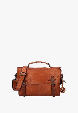 Bolsa mensajera de cuero marrón con solapa, correa de hombro ajustable, detalles de hebilla y una etiqueta de ancla redonda. Superficie texturizada, forma rectangular.