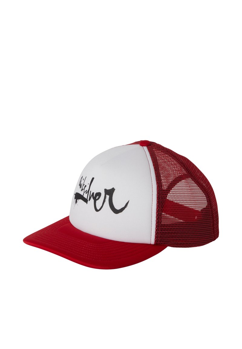 Rote und weiße Trucker-Cap mit einer soliden Vorderseite, Mesh-Seiten und einem gebogenen Schirm. Auf der Vorderseite ist ein schwarzes Logo in einer geschwungenen Schriftart zu sehen.