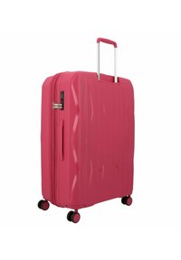 Valigia rigida rosa con superficie a motivo di diamante, manico telescopico argento, chiusura a zip e quattro ruote nere per la mobilità.