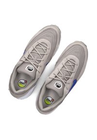 Lichtgrijze sneakers met een gestructureerde mesh bovenkant, blauwe accenten en een witte zool. Kenmerkt een ronde neus, versterkte veterogen en een logo op de tong.