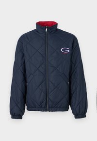 Marineblau gesteppte Jacke mit rotem Innkragen, Frontreißverschluss, elastischen Bündchen, Seitentaschen mit Knöpfen und einem "G"-Logo auf der Brust.