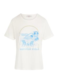 T-shirt bianca in cotone con un design grafico blu che raffigura sedie da spiaggia, un'ombrello e la scritta "SUMMER VIBES" in un font giocoso.