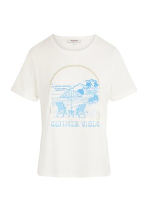 Weißes Baumwoll-T-Shirt mit einem blauen Grafikdesign von Liegestühlen, einem Sonnenschirm und dem Text "SUMMER VIBES" in einer verspielten Schriftart.