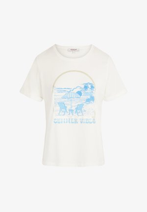 T-shirt en coton blanc présentant un design graphique bleu de chaises de plage, d'un parasol et du texte "SUMMER VIBES" dans une police ludique.