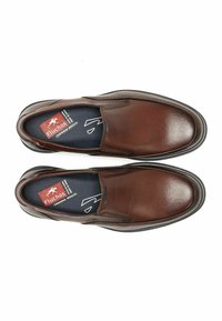 Bruine leren instappers met een gladde textuur en subtiel nerfpatroon. Voorzien van een gevoerde inlegzool en een zwarte rubberen zool.