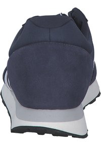 Granatowe buty sportowe z zamszowej i siatkowej cholewki, z teksturowanym językiem, wyściełanym kołnierzem oraz kontrastującą białą podeszwą środkową.