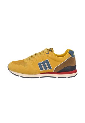 Zapatilla amarilla con logo "m" azul, talón de gamuza marrón, suela roja y blanca, y cordones amarillos, mostrada desde el lado derecho sobre un fondo blanco.