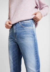 Replay Džíny Relaxed Fit - blue denim