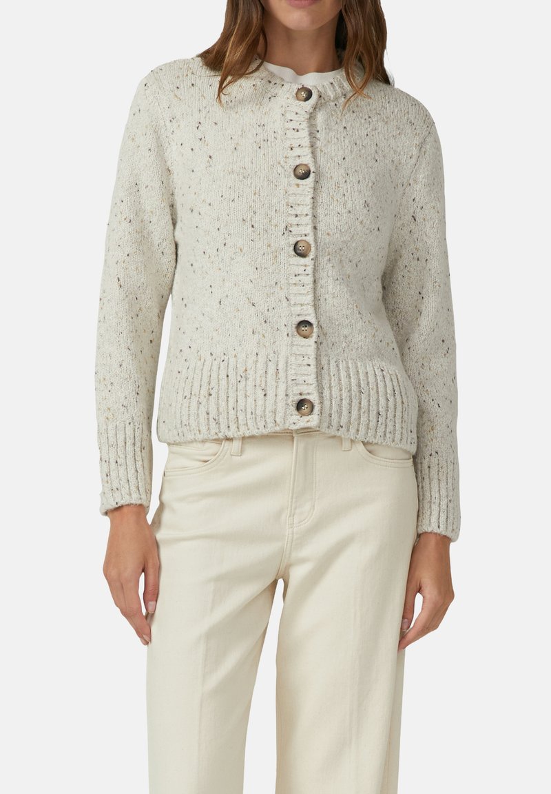 Crème-kleurige gebreide cardigan met een ronde halslijn, een knoopsluiting aan de voorkant en geribde mouwen en uiteinden. Bevat een gespikkelde textuur en houten knopen.