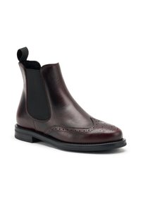 Botas Chelsea de piel burdeos con paneles laterales elásticos, detalles perforados y suela de goma negra. Textura suave y diseño elegante.