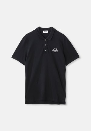 Svart polo skjorta i bomull, med en knappslå med tre knappar, korta ärmar och en dekorativ broderad logga på bröstet.